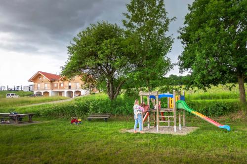aussen_mit_spielplatz